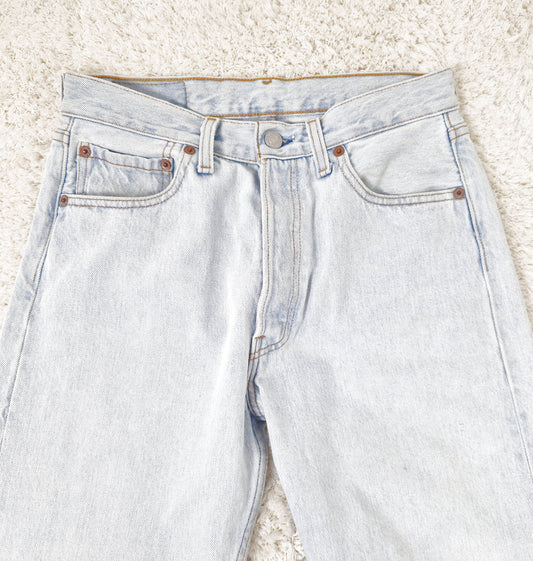 Einzigartige und nachhaltige Vintage Jeans in hellblau von Levi's, 501. Close-up.