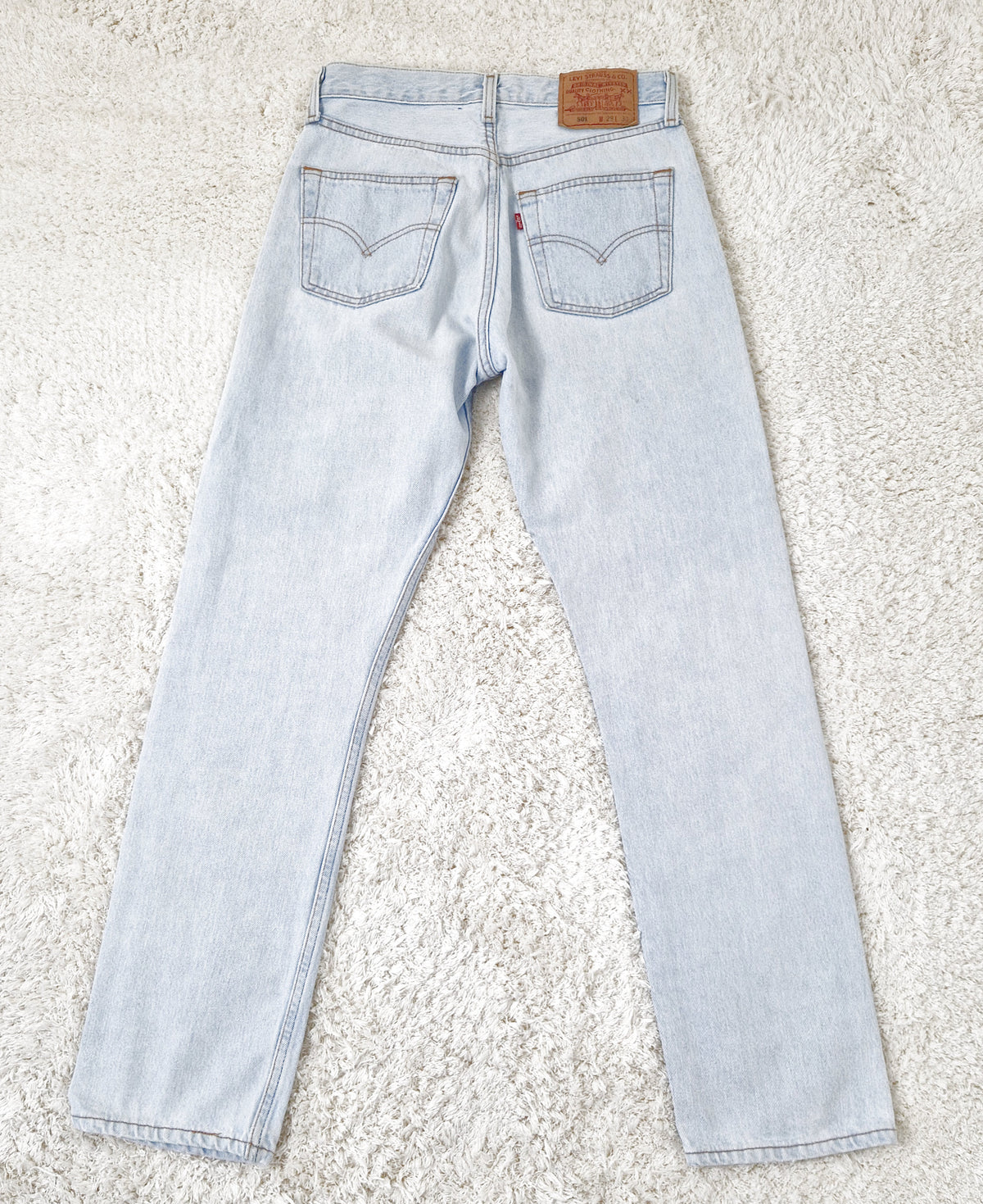 Einzigartige und nachhaltige Vintage Jeans in hellblau von Levi's, 501. Back.