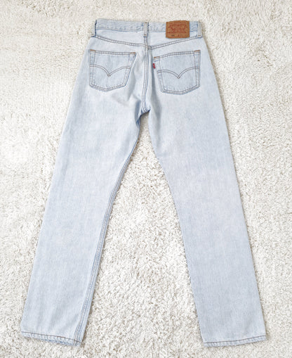 Einzigartige und nachhaltige Vintage Jeans in hellblau von Levi's, 501. Back.