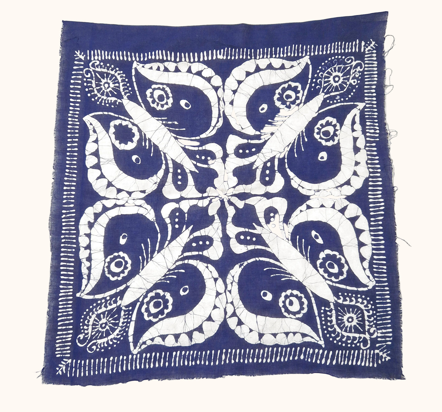 Einzigartiges und nachhaltige Vintage Tuch in dunkelblau-weiss mit Paisley-Muster. Front.