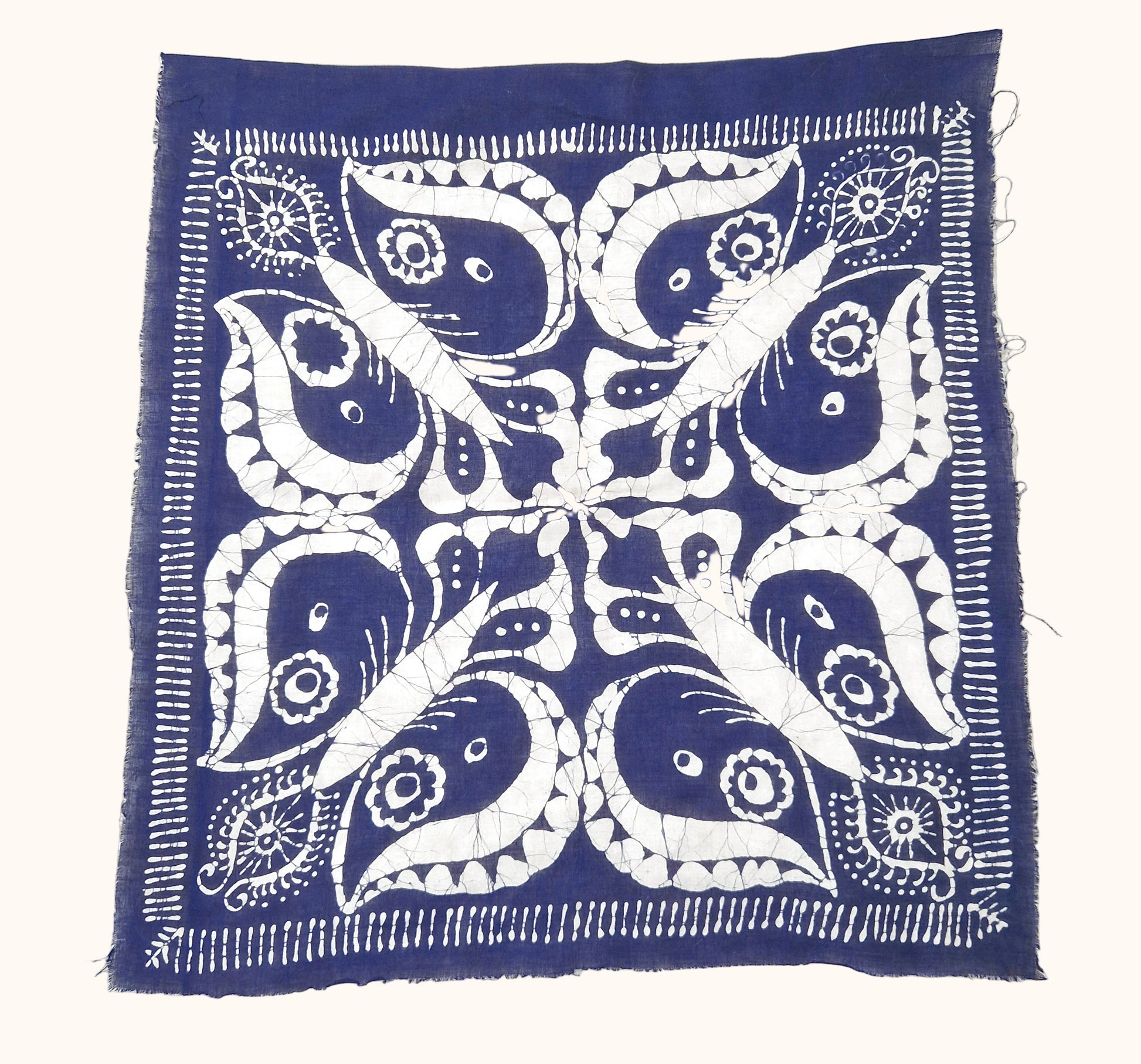 Einzigartiges und nachhaltige Vintage Tuch in dunkelblau-weiss mit Paisley-Muster. Front.