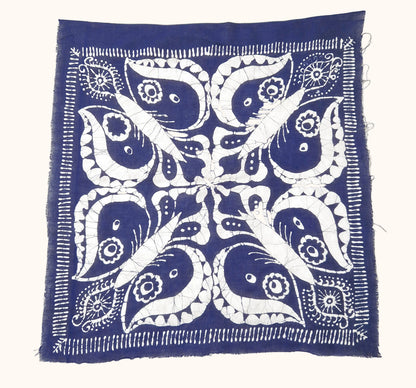 Einzigartiges und nachhaltige Vintage Tuch in dunkelblau-weiss mit Paisley-Muster. Front.