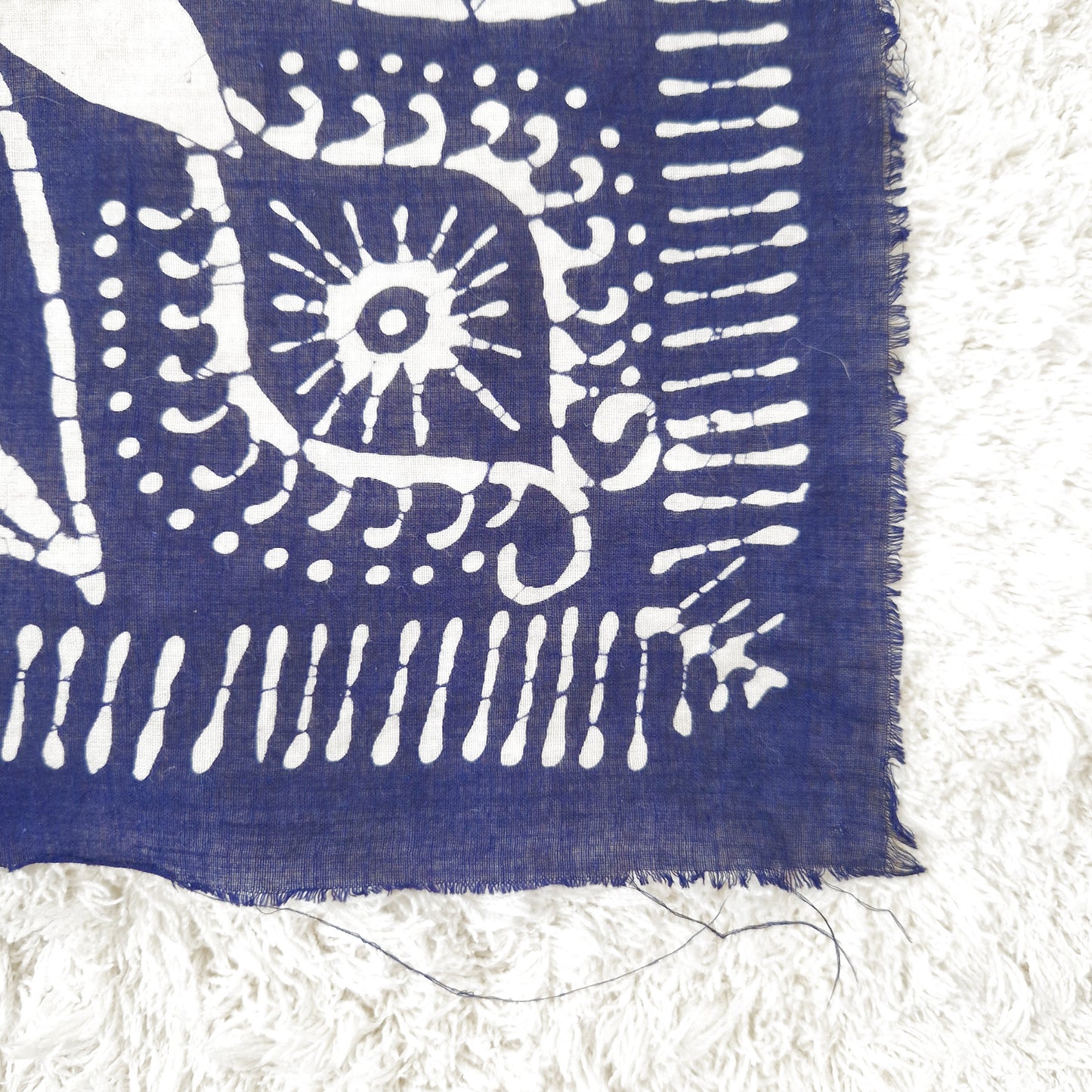 Einzigartiges und nachhaltige Vintage Tuch in dunkelblau-weiss mit Paisley-Muster. Edge.