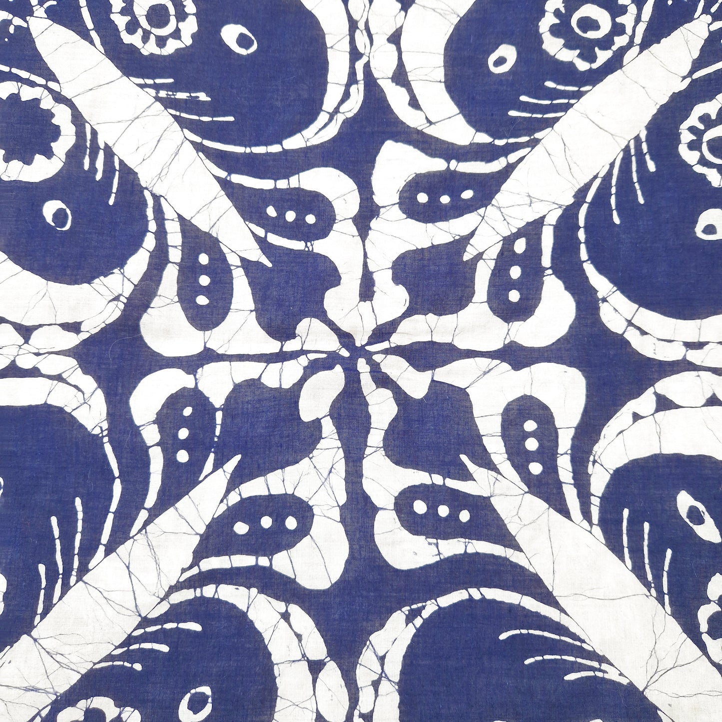 Einzigartiges und nachhaltige Vintage Tuch in dunkelblau-weiss mit Paisley-Muster. Close-up.