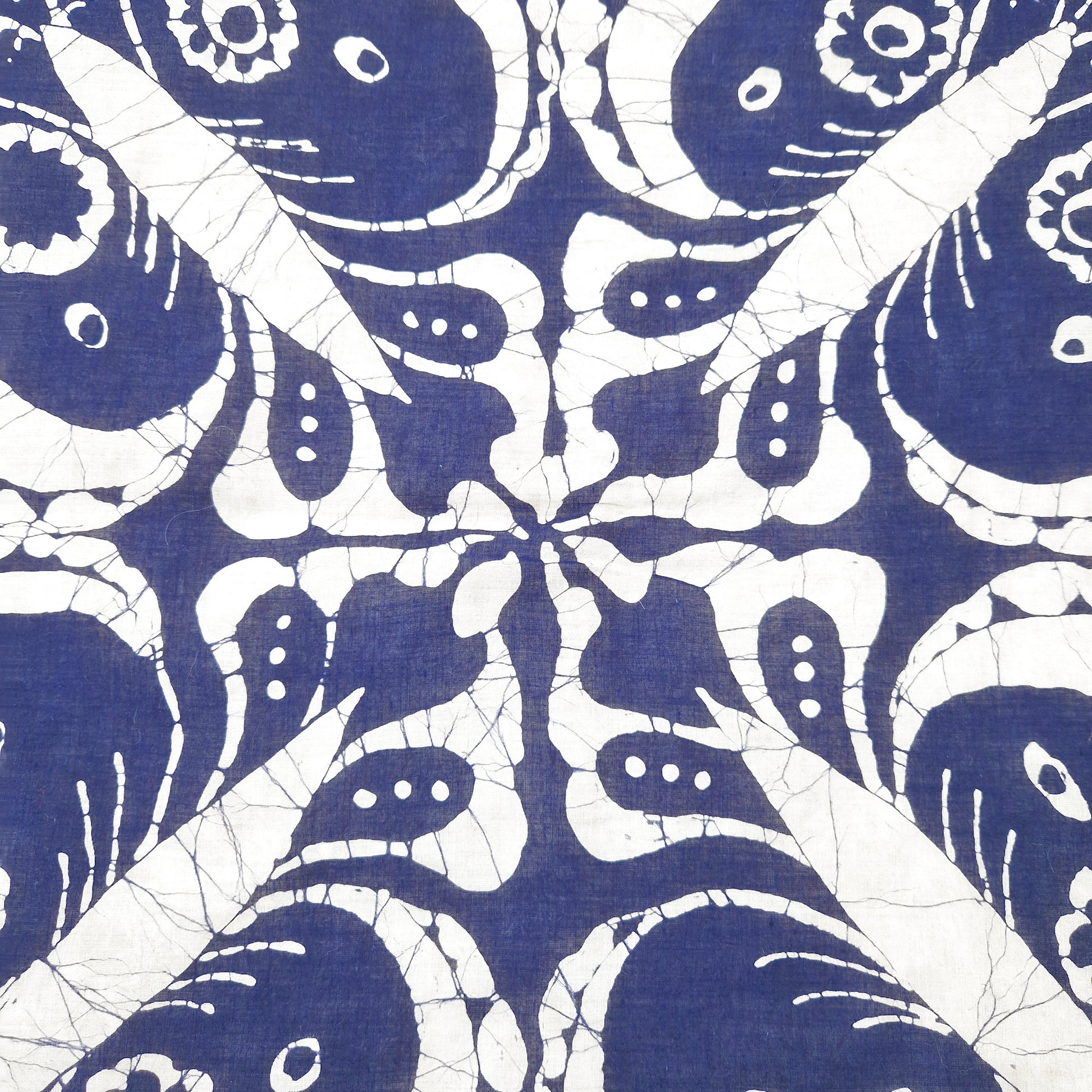 Einzigartiges und nachhaltige Vintage Tuch in dunkelblau-weiss mit Paisley-Muster. Close-up.