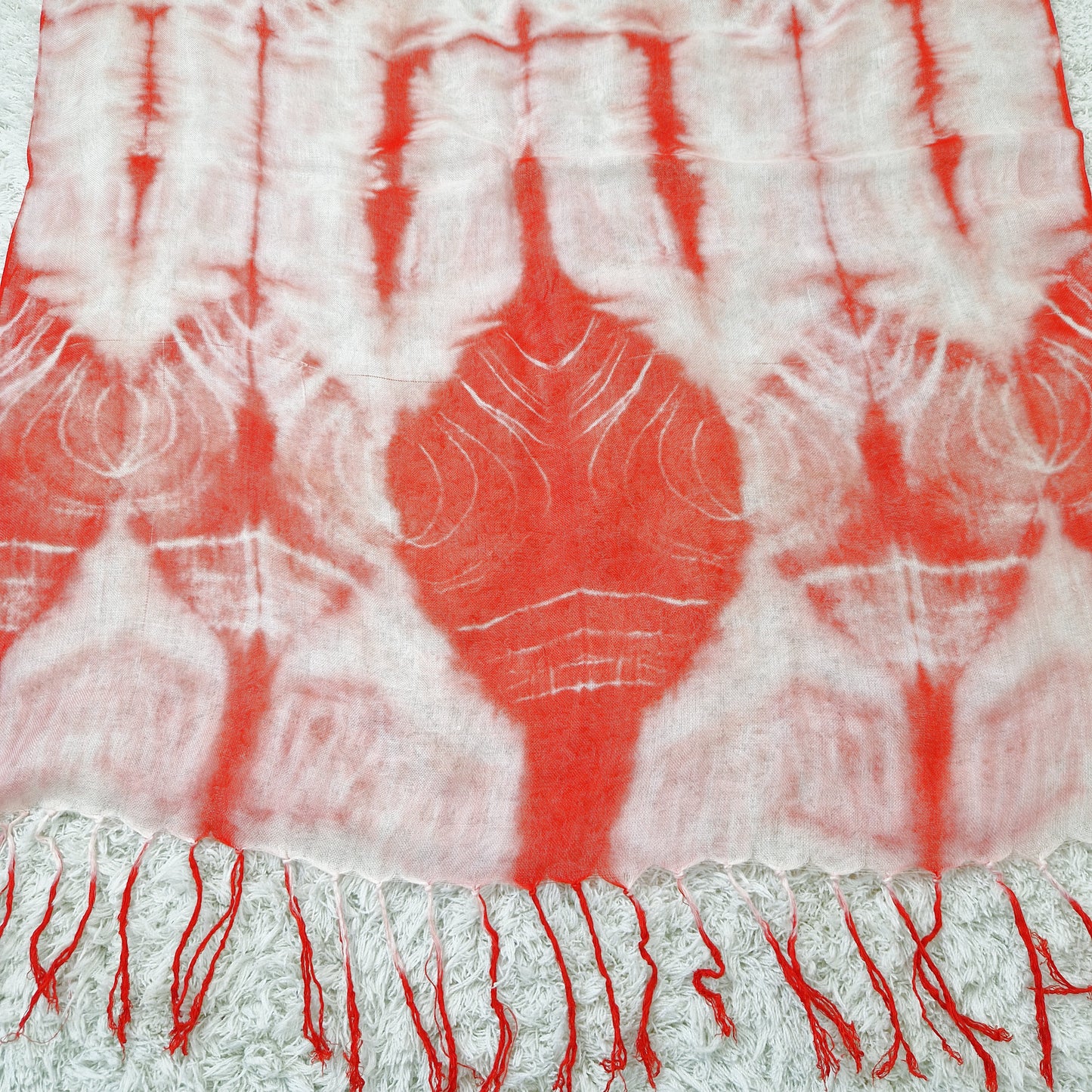 Einzigartiger und nachhaltiger Vintage Batik-Schal weiss-rot-rosa. Close-up.