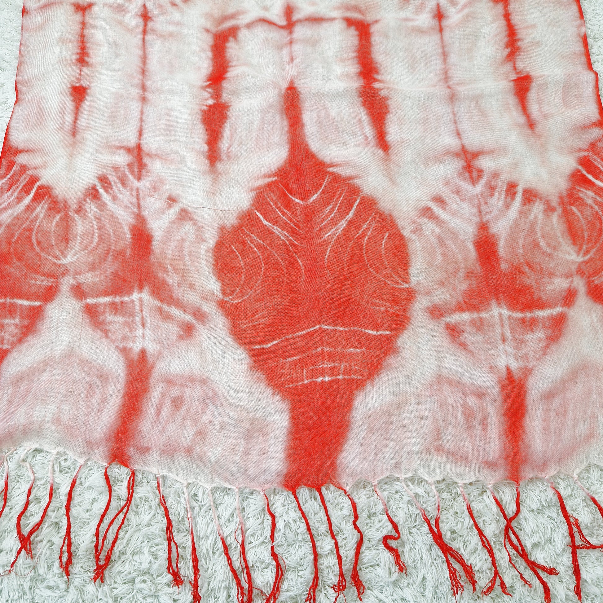 Einzigartiger und nachhaltiger Vintage Batik-Schal weiss-rot-rosa. Close-up.