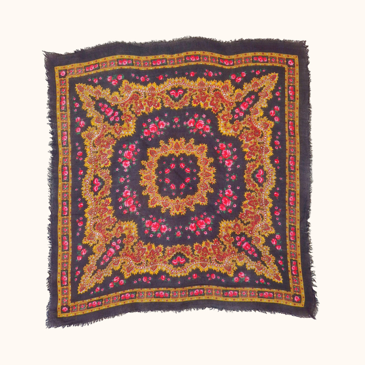 Einzigartiges und nachhaltiges Vintage Tuch in schwarz-ocker-pink mit Rosen und Paisley. Front.