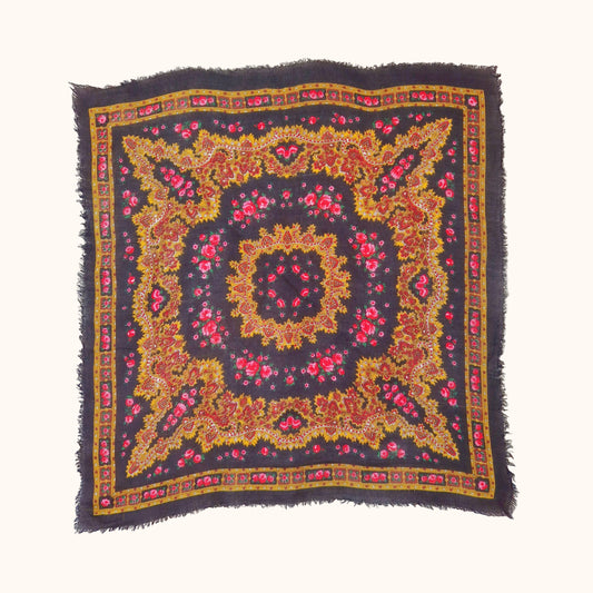 Einzigartiges und nachhaltiges Vintage Tuch in schwarz-ocker-pink mit Rosen und Paisley. Front.