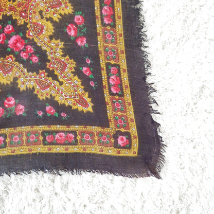Einzigartiges und nachhaltiges Vintage Tuch in schwarz-ocker-pink mit Rosen und Paisley. Edge.