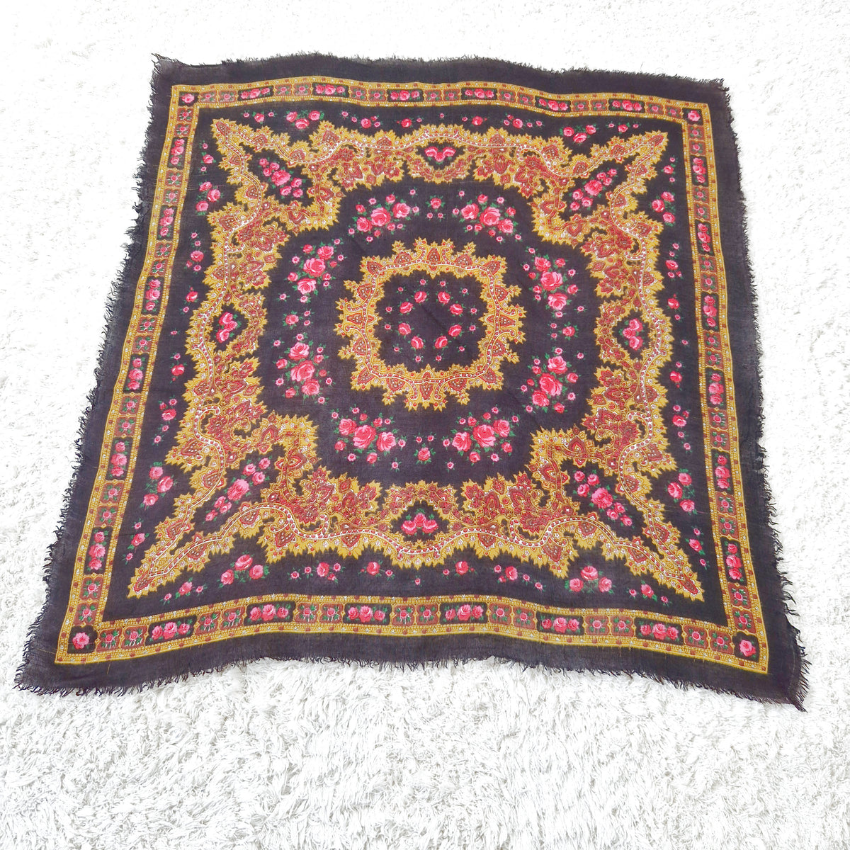 Einzigartiges und nachhaltiges Vintage Tuch in schwarz-ocker-pink mit Rosen und Paisley. Front 2.