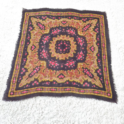 Einzigartiges und nachhaltiges Vintage Tuch in schwarz-ocker-pink mit Rosen und Paisley. Front 2.
