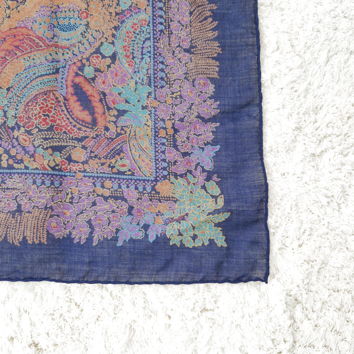 Einzigartiges und nachhaltiges Vintage Tuch in dunkelblau-ocker-petrol mit Paisley. Edge.