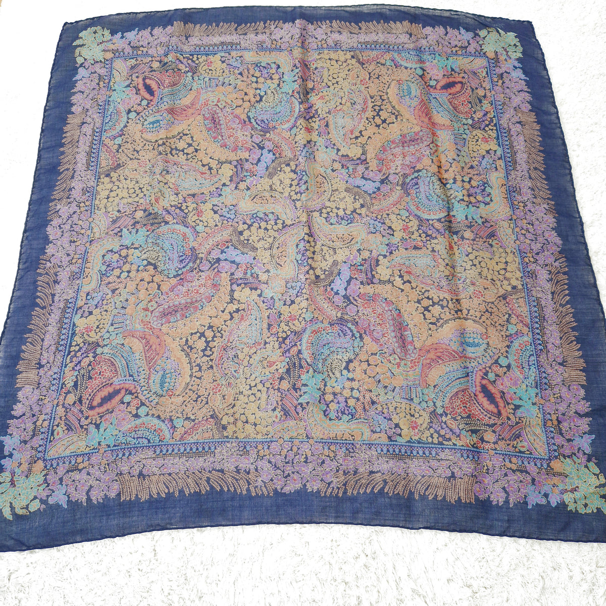 Einzigartiges und nachhaltiges Vintage Tuch in dunkelblau-ocker-petrol mit Paisley. Front 2.