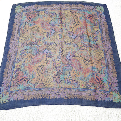 Einzigartiges und nachhaltiges Vintage Tuch in dunkelblau-ocker-petrol mit Paisley. Front 2.