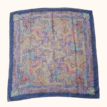 Einzigartiges und nachhaltiges Vintage Tuch in dunkelblau-ocker-petrol mit Paisley. Front.