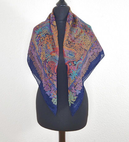Einzigartiges und nachhaltiges Vintage Tuch in dunkelblau-ocker-petrol mit Paisley. Model.