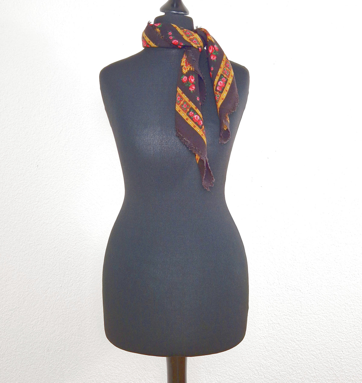 Einzigartiges und nachhaltiges Vintage Tuch in schwarz-ocker-pink mit Rosen und Paisley. Model.