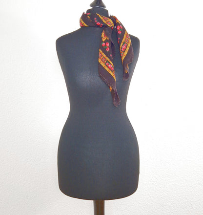 Einzigartiges und nachhaltiges Vintage Tuch in schwarz-ocker-pink mit Rosen und Paisley. Model.