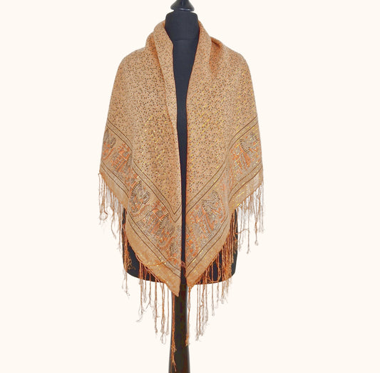 Einzigartiges und nachhaltiges Vintage Fransentuch in orange-braun-gold mit Elefanten und Blumen. Model 1.