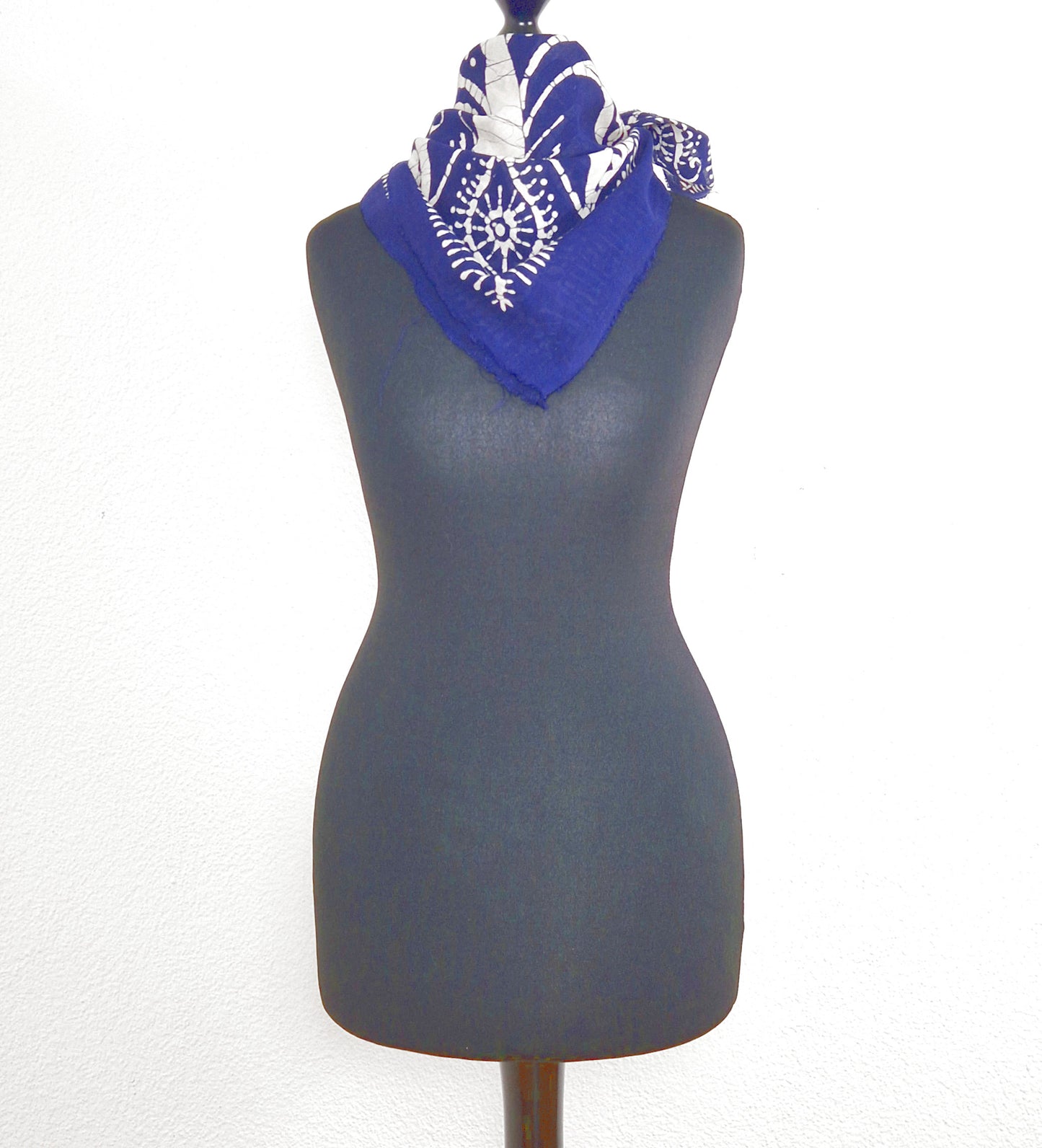 Einzigartiges und nachhaltige Vintage Tuch in dunkelblau-weiss mit Paisley-Muster. 2.