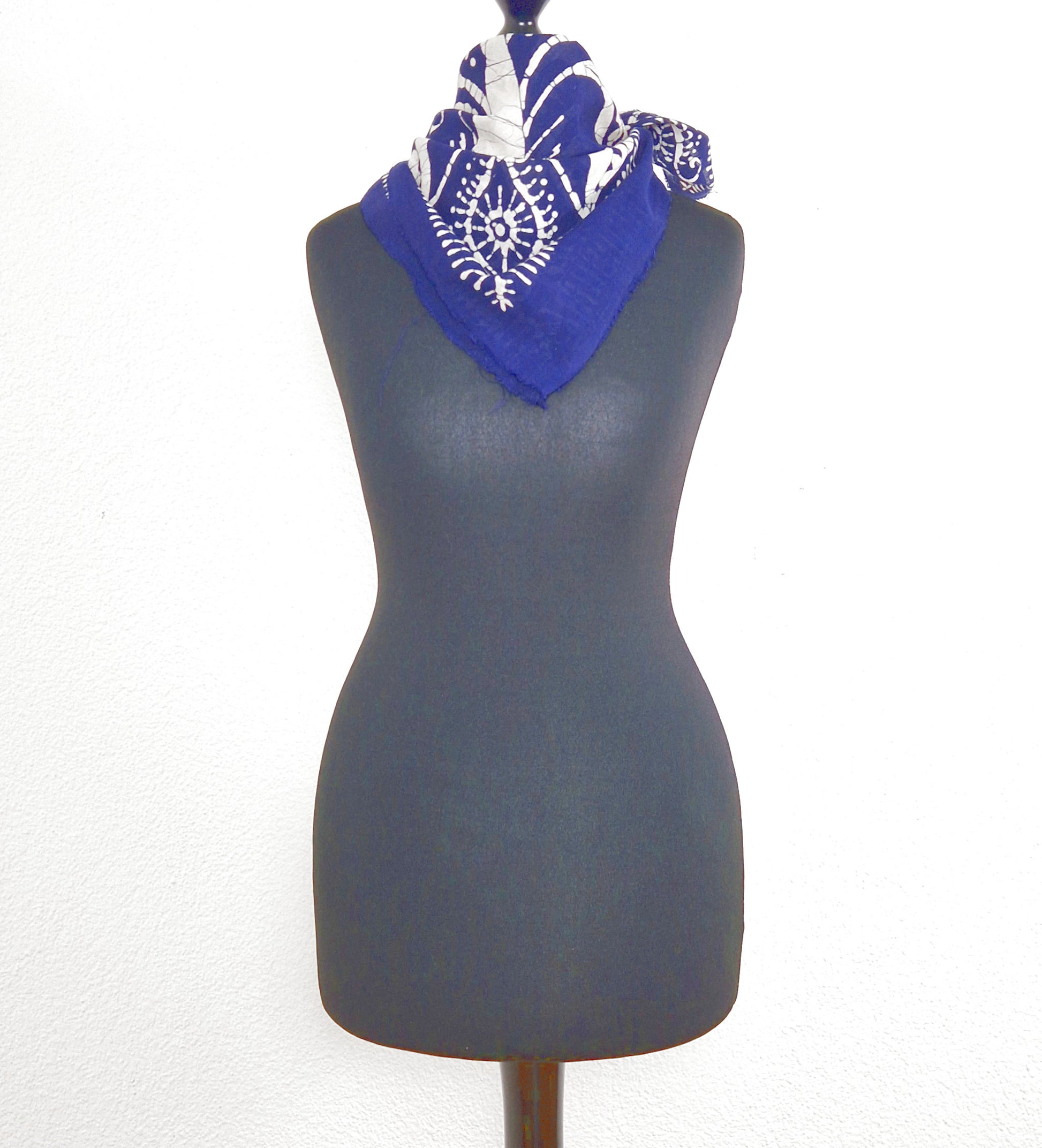 Einzigartiges und nachhaltige Vintage Tuch in dunkelblau-weiss mit Paisley-Muster. 2.