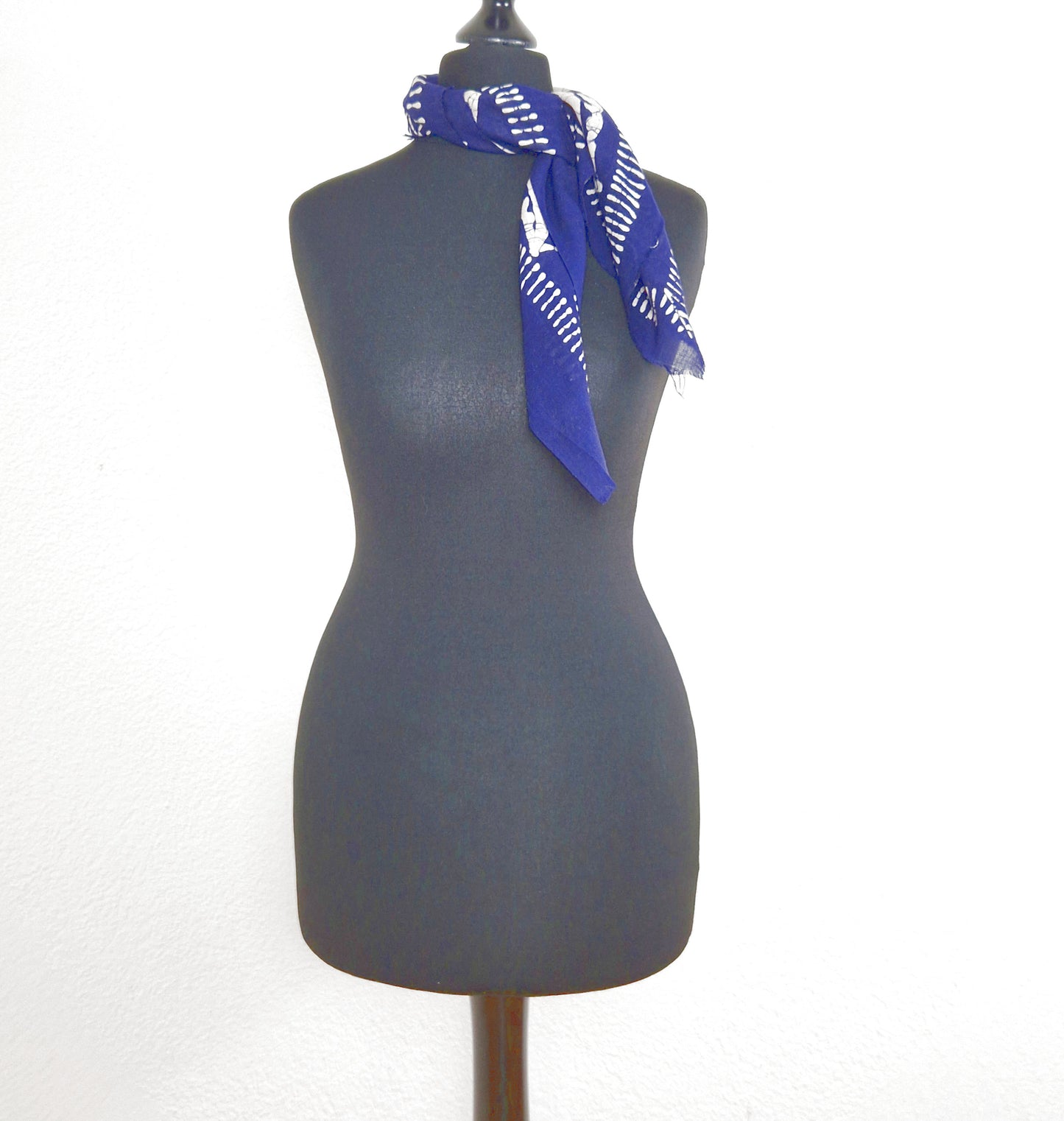 Einzigartiges und nachhaltige Vintage Tuch in dunkelblau-weiss mit Paisley-Muster. 1.