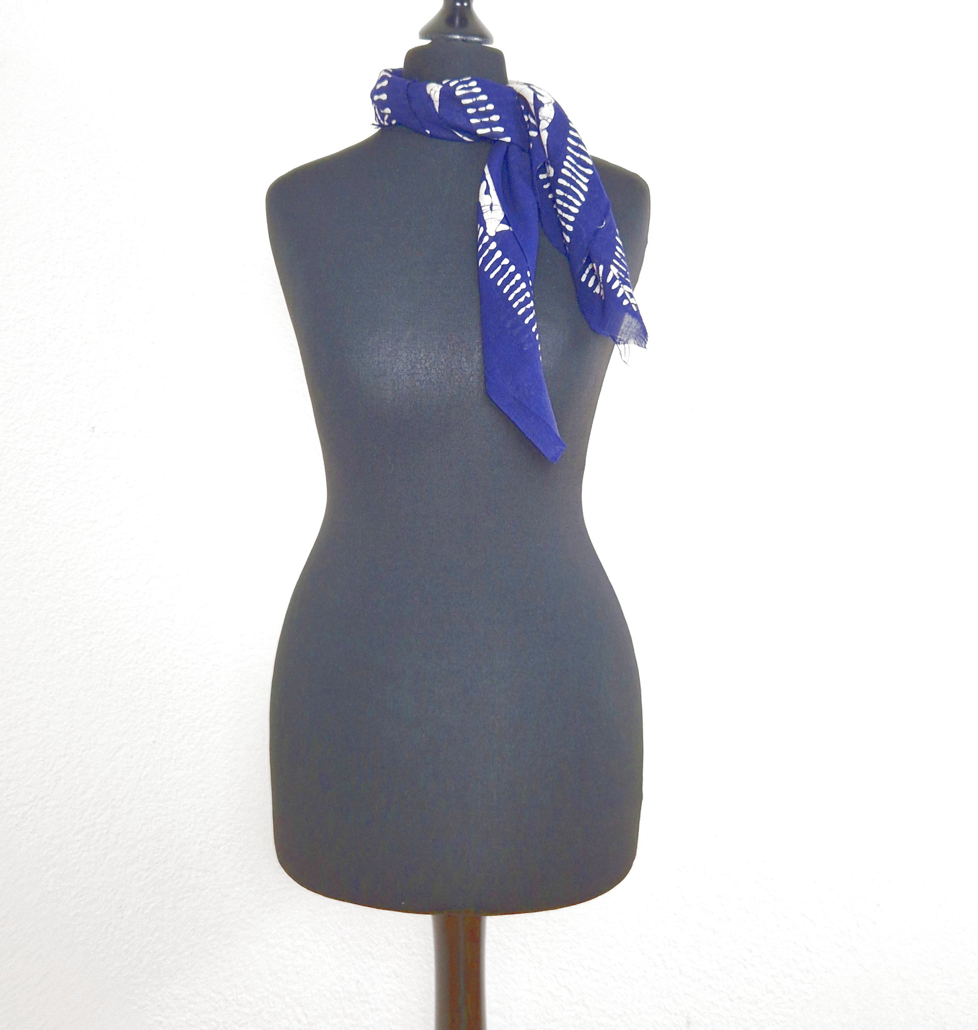 Einzigartiges und nachhaltige Vintage Tuch in dunkelblau-weiss mit Paisley-Muster. 1.