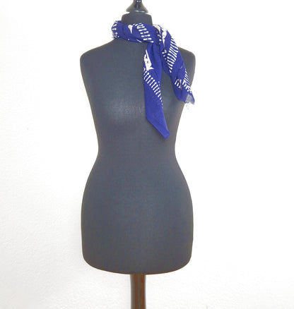 Einzigartiges und nachhaltige Vintage Tuch in dunkelblau-weiss mit Paisley-Muster. 1.