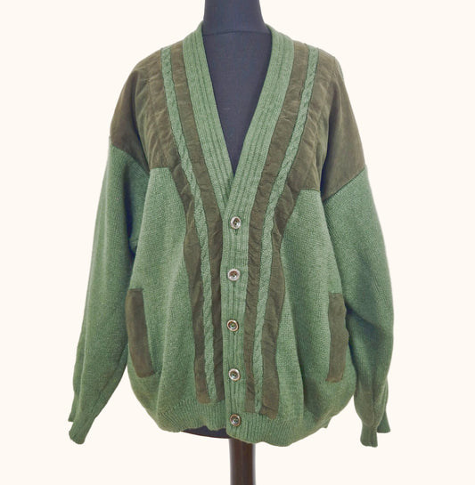 Einzigartiger und nachhaltiger Vintage Cardigan in grün mit Applikationen. Front.