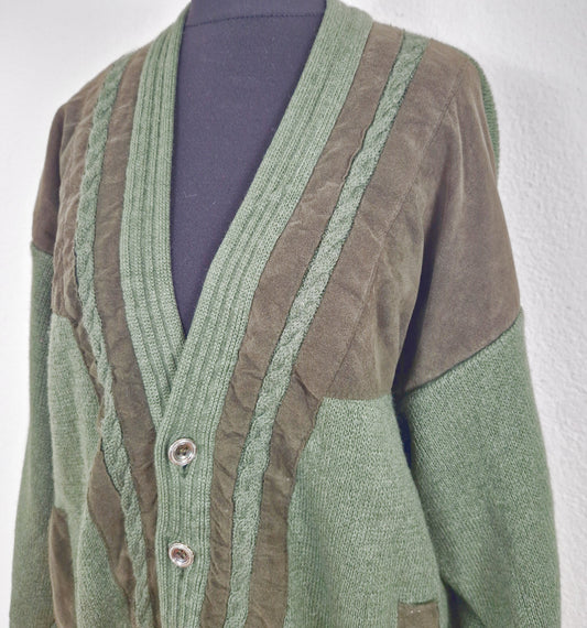 Einzigartiger und nachhaltiger Vintage Cardigan in grün mit Applikationen. Close-up.