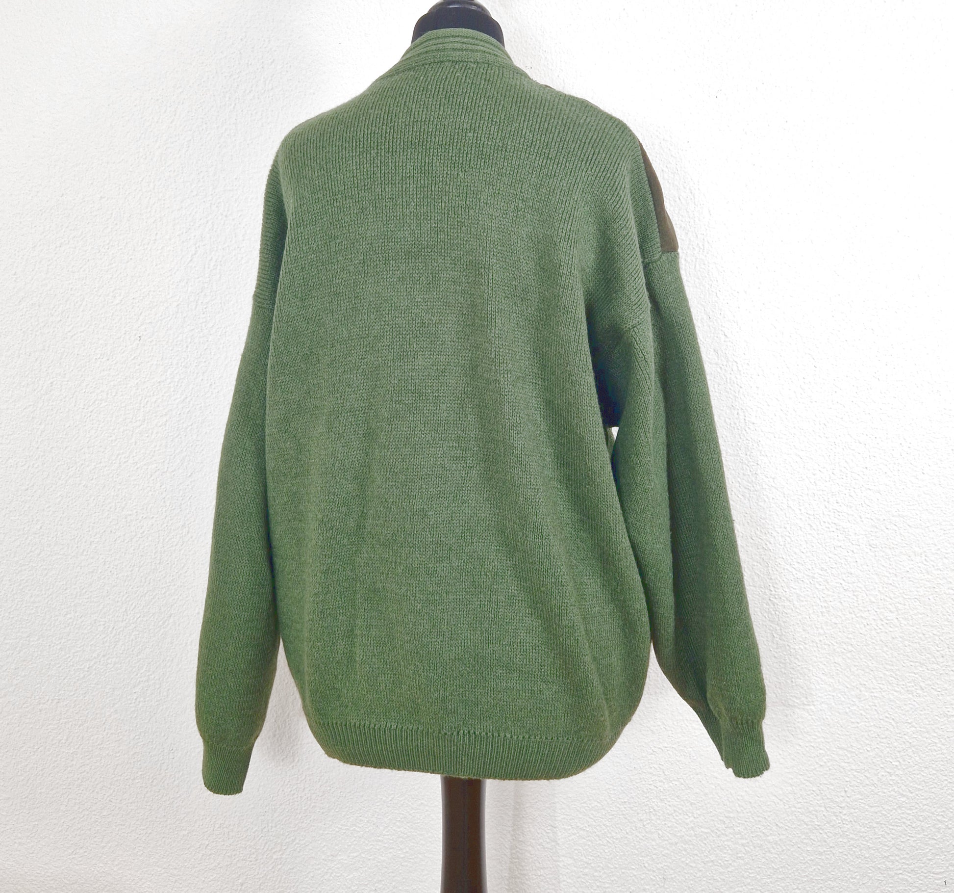 Einzigartiger und nachhaltiger Vintage Cardigan in grün mit Applikationen. Back.