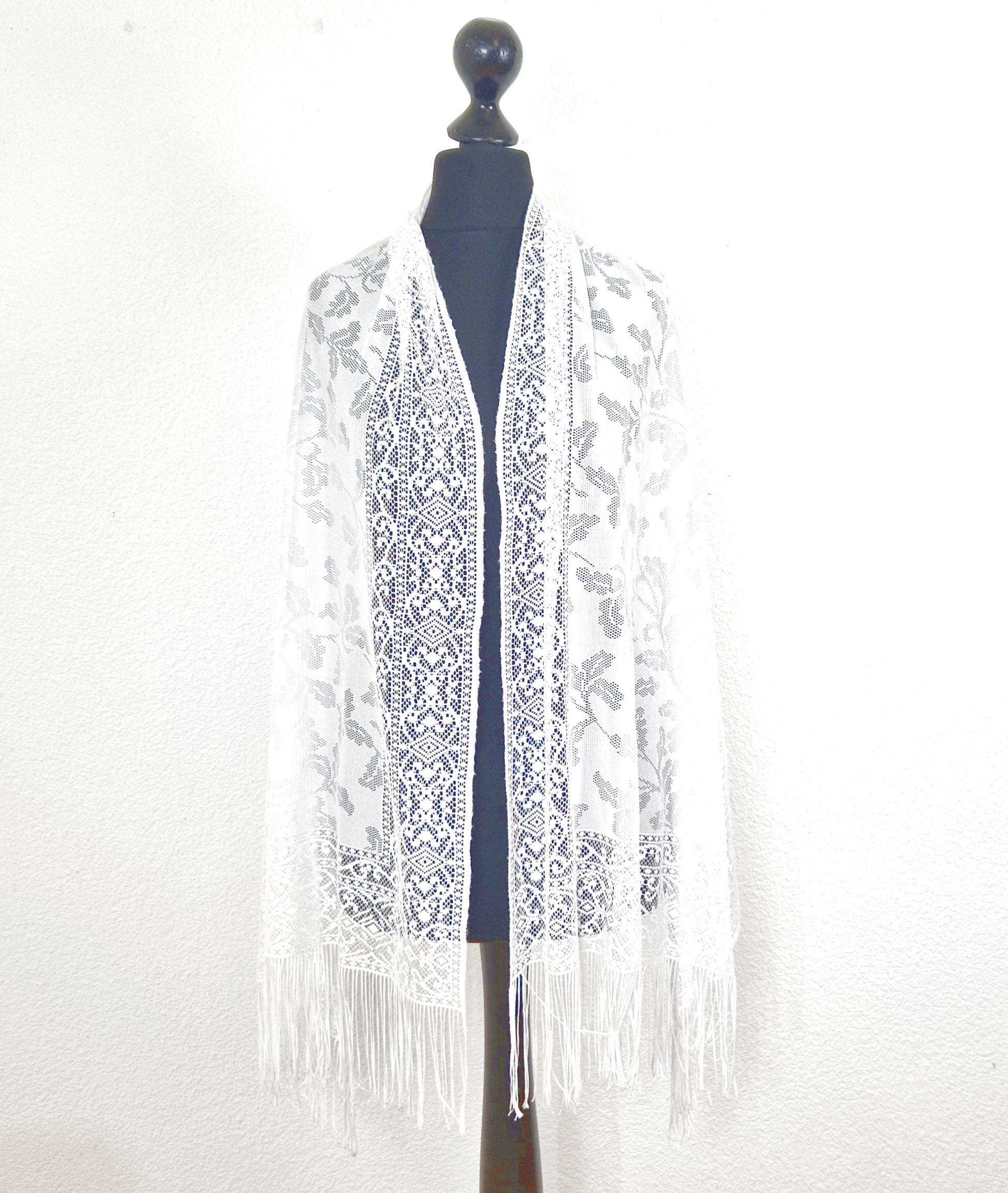 Einzigartiger und nachhaltiger Vintage Schal in weiss mit Lochmuster. 2.