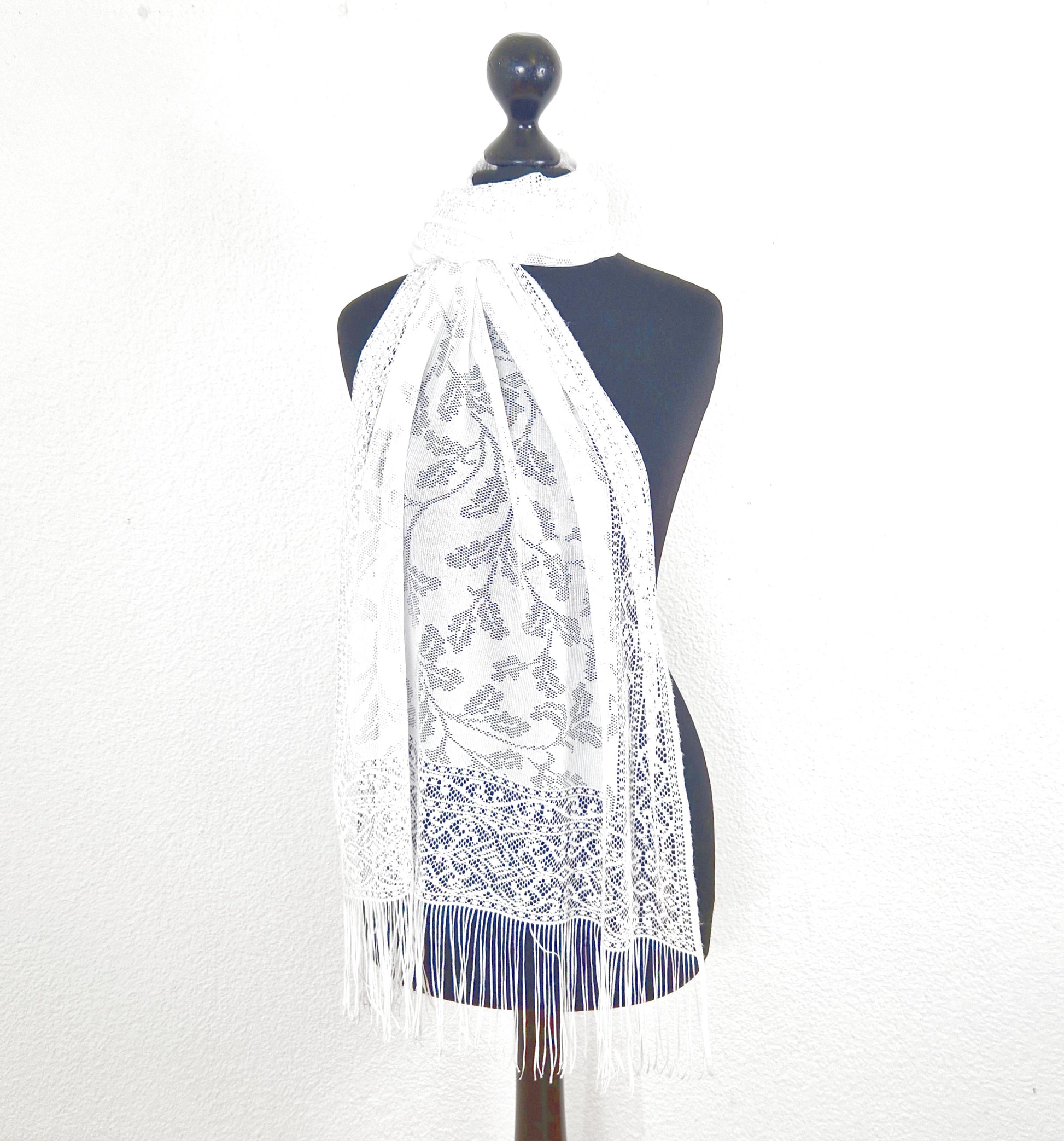 Einzigartiger und nachhaltiger Vintage Schal in weiss mit Lochmuster. 3.