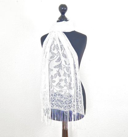 Einzigartiger und nachhaltiger Vintage Schal in weiss mit Lochmuster. 3.