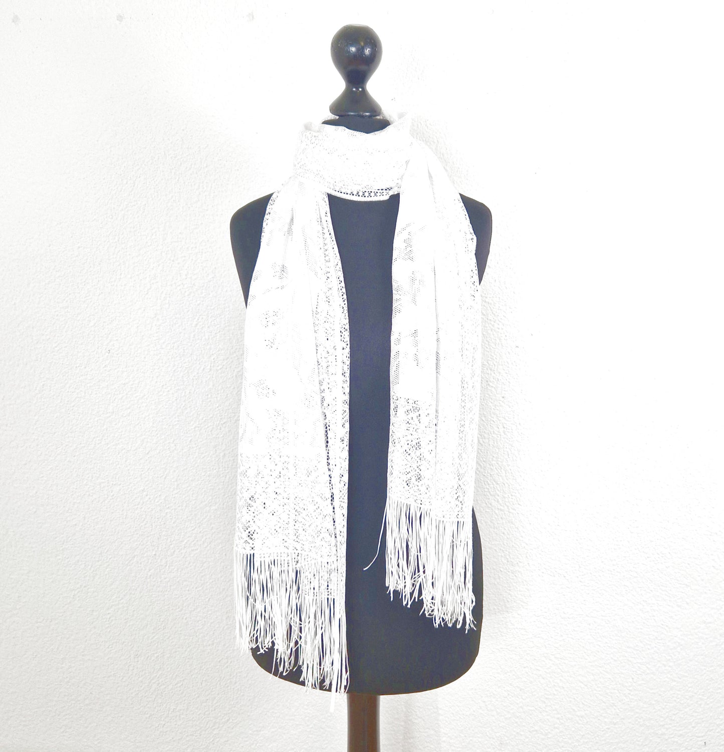 Einzigartiger und nachhaltiger Vintage Schal in weiss mit Lochmuster. 4.