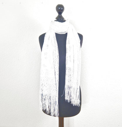 Einzigartiger und nachhaltiger Vintage Schal in weiss mit Lochmuster. 4.