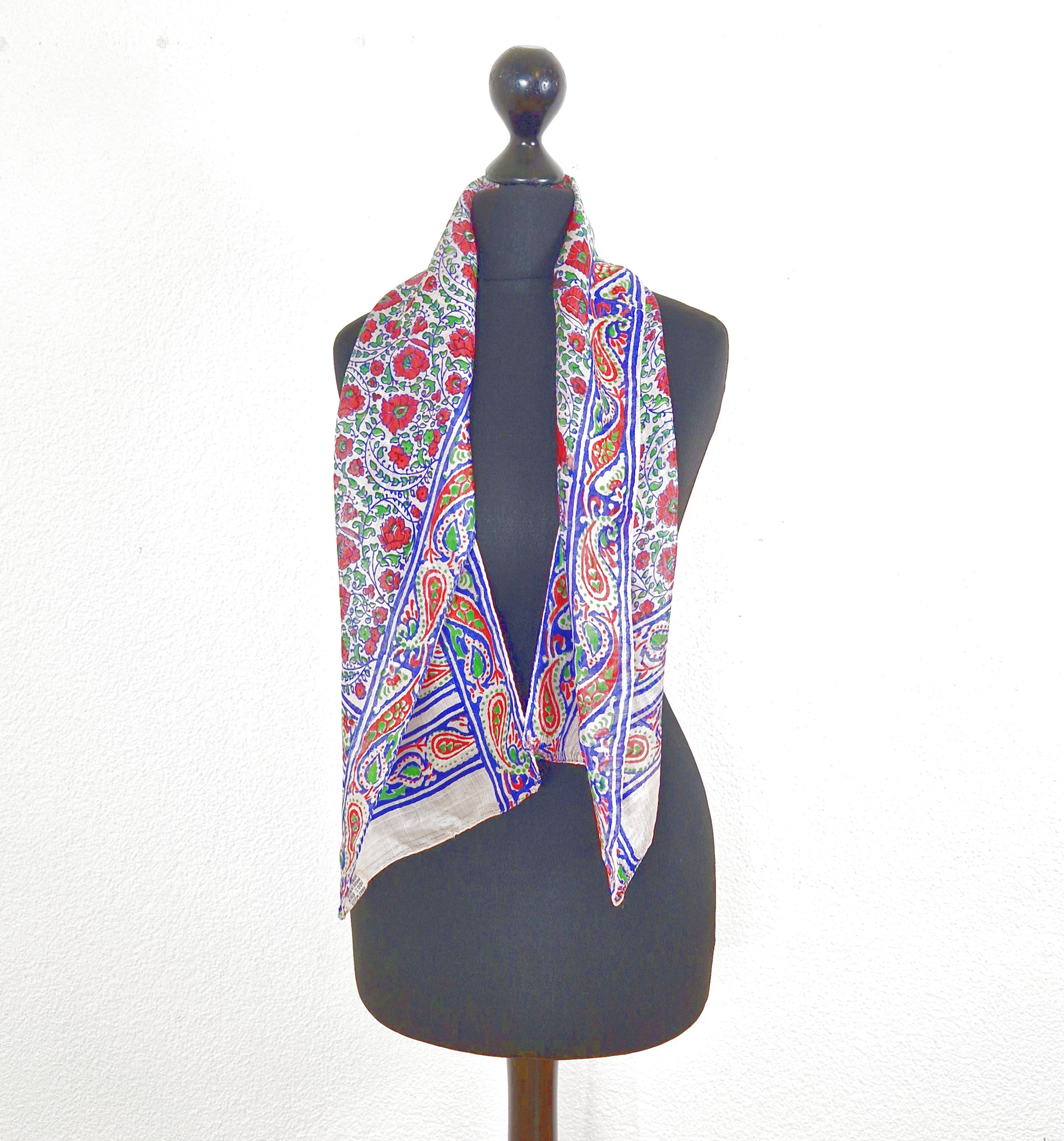 Einzigartiger und nachhaltiger Vintage Seidenschal in weiss-blau-rot mit Blumen- und Paisleymuster. 2.