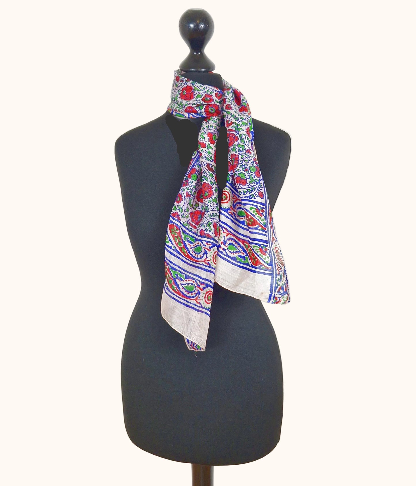 Einzigartiger und nachhaltiger Vintage Seidenschal in weiss-blau-rot mit Blumen- und Paisleymuster. Front.