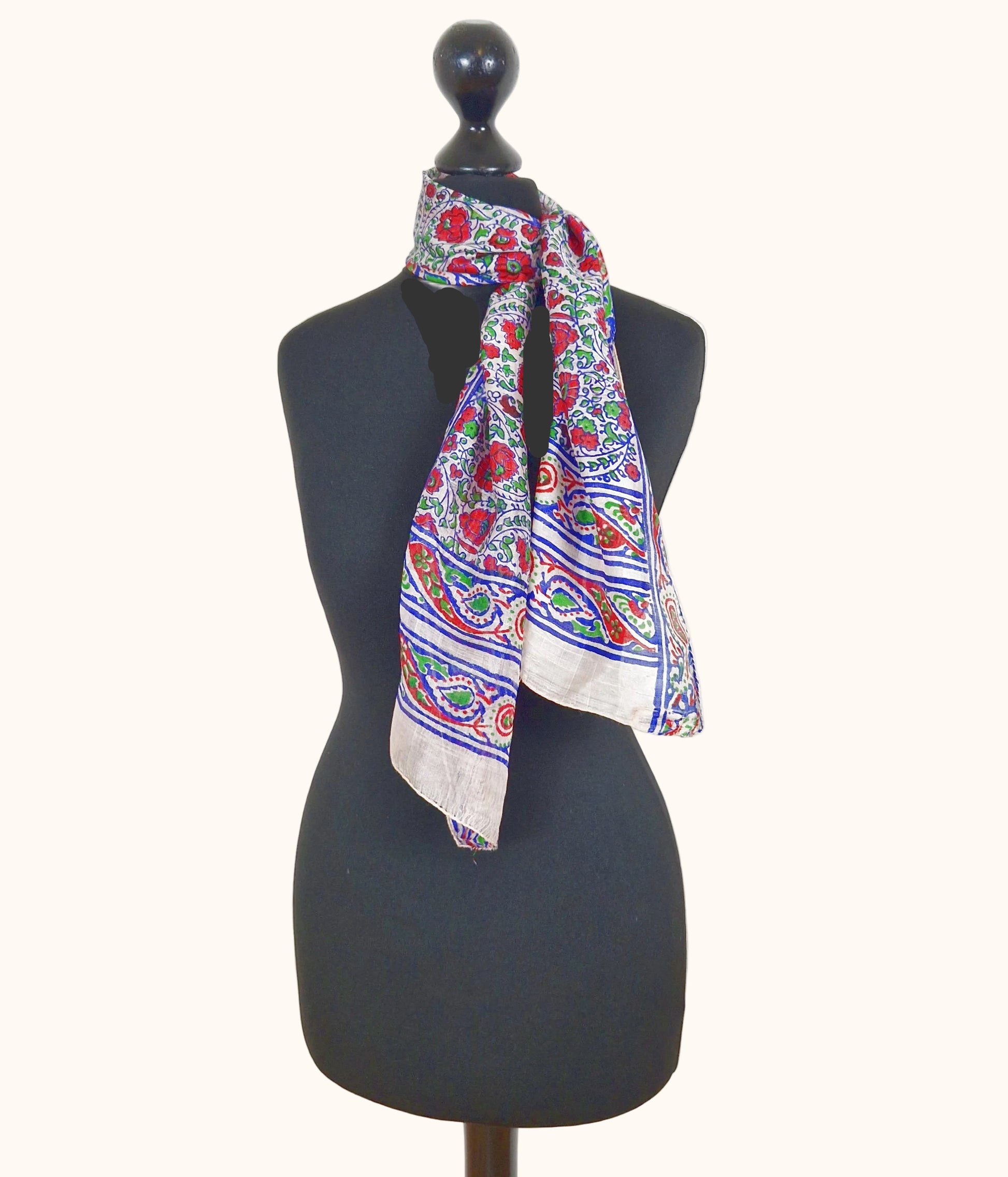 Einzigartiger und nachhaltiger Vintage Seidenschal in weiss-blau-rot mit Blumen- und Paisleymuster. Front.