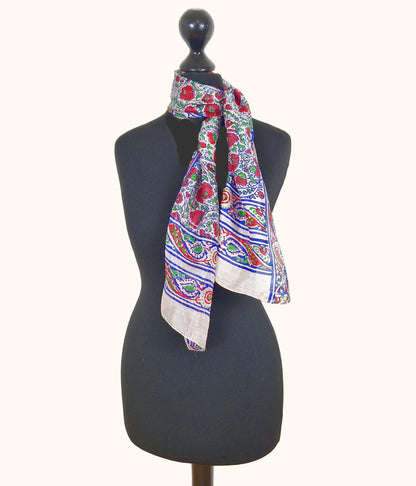 Einzigartiger und nachhaltiger Vintage Seidenschal in weiss-blau-rot mit Blumen- und Paisleymuster. Front.