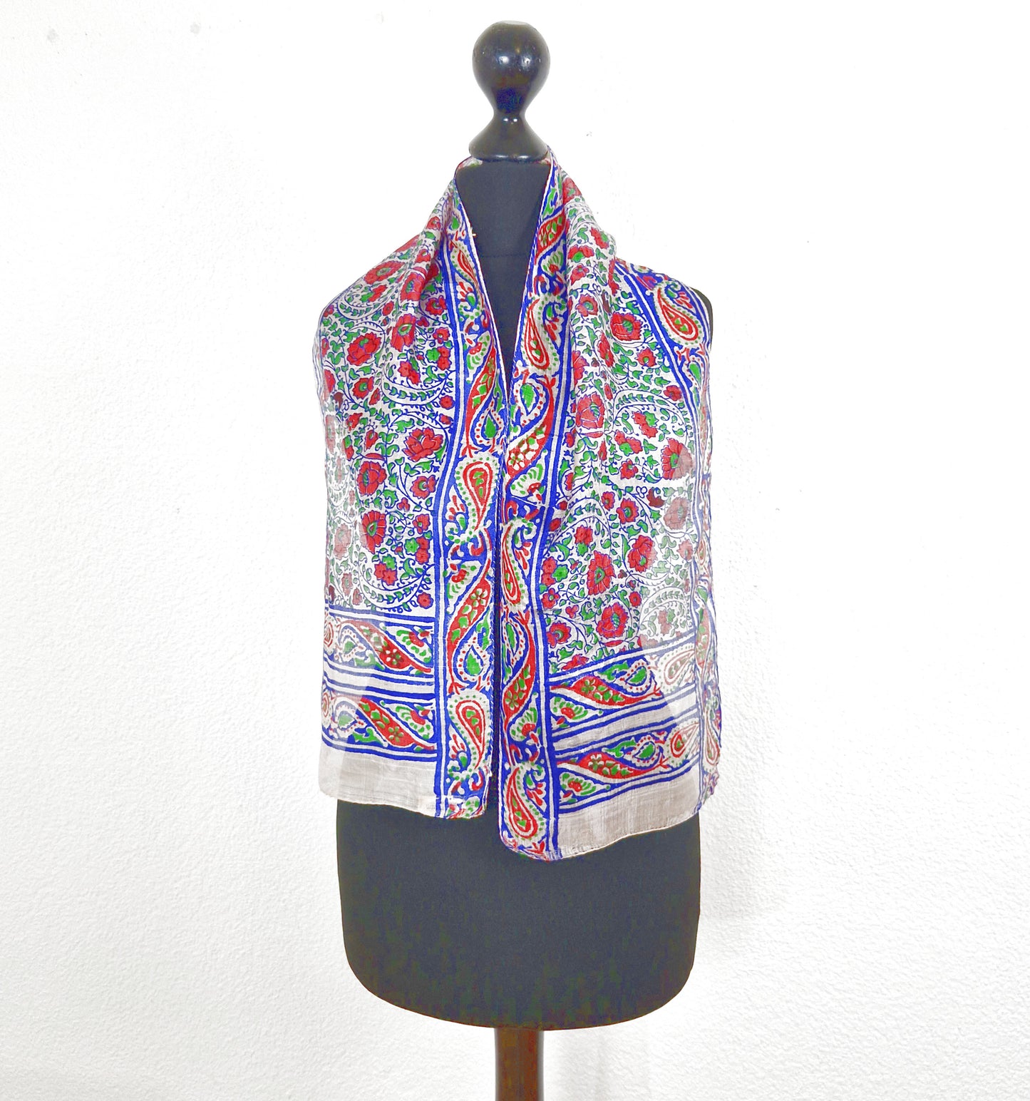Einzigartiger und nachhaltiger Vintage Seidenschal in weiss-blau-rot mit Blumen- und Paisleymuster. 3.