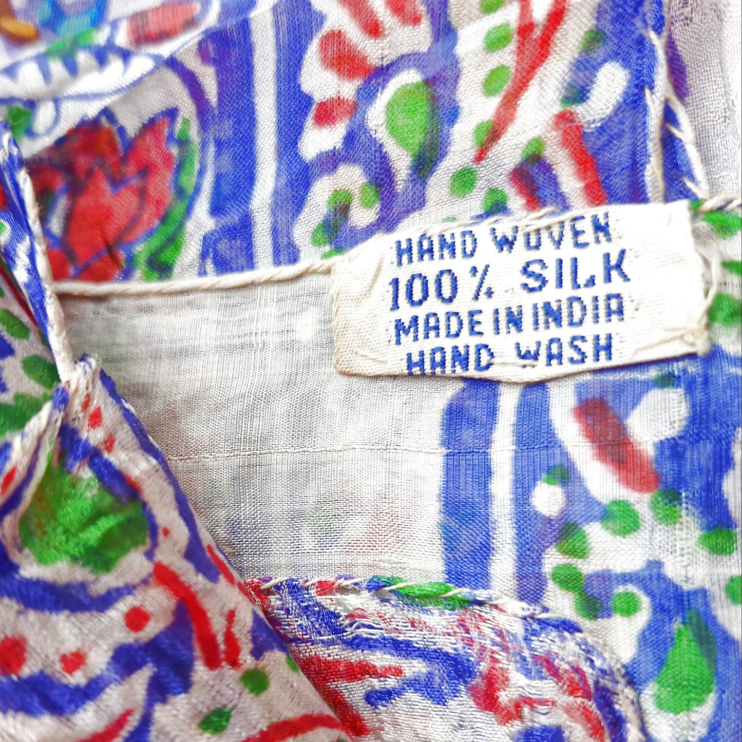 Einzigartiger und nachhaltiger Vintage Seidenschal in weiss-blau-rot mit Blumen- und Paisleymuster. 4.