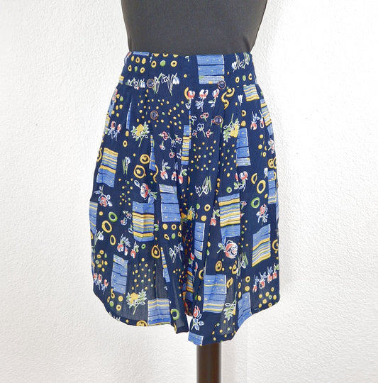 Einzigartige und nachhaltige Vintage Shorts in dunkelblau-hellblau-gelb mit Blumen und Zitronen. Front.