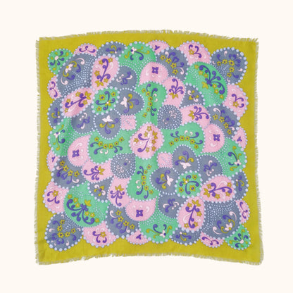 Einzigartiges und nachhaltiges Vintage Tuch in ocker-grün-pink mit Blumen. Front.