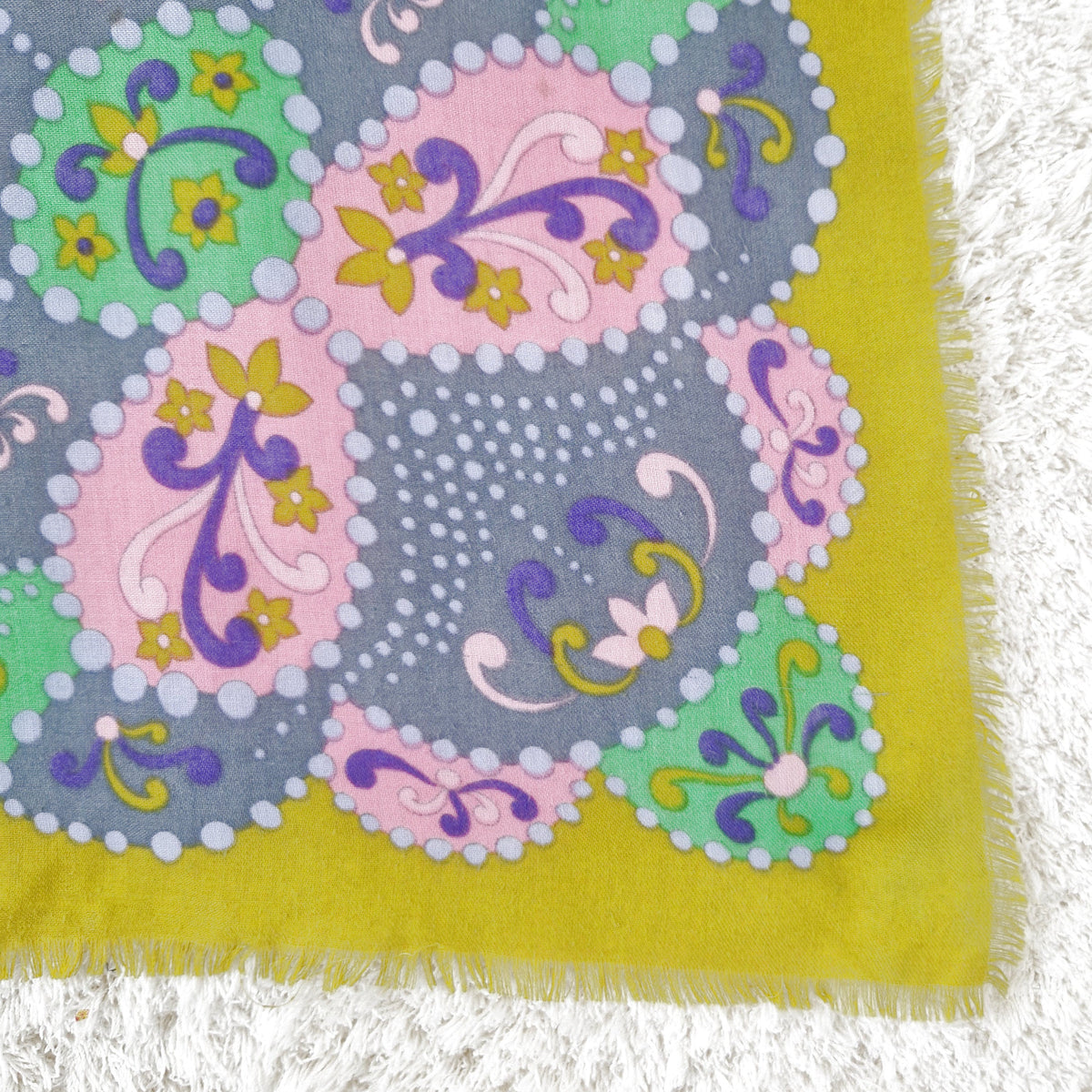 Einzigartiges und nachhaltiges Vintage Tuch in ocker-grün-pink mit Blumen. Edge.