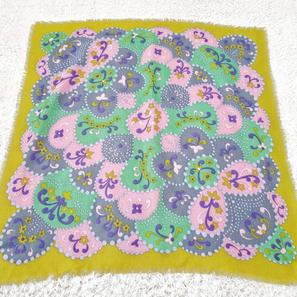 Einzigartiges und nachhaltiges Vintage Tuch in ocker-grün-pink mit Blumen. Side.