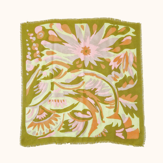 Einzigartiges und nachhaltiges Vintage Tuch in ocker-gelb orange mit abstraktem Blumenmuster. Front.