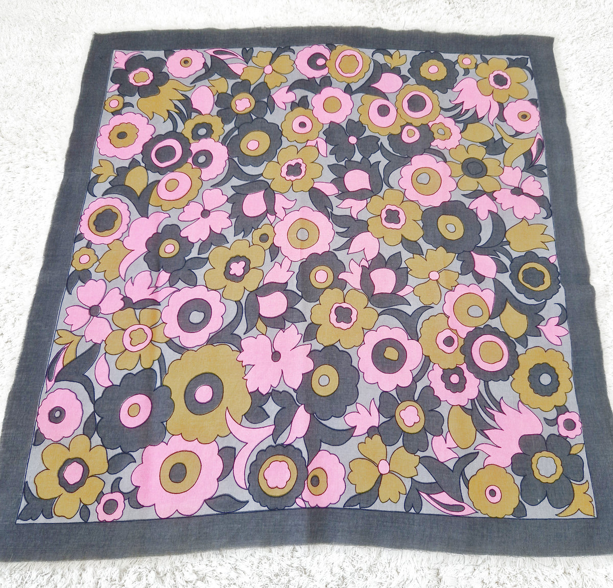 Einzigartiges und nachhaltiges Vintage Tuch in anthrazit-pink-ocker mit Blumen. Side.