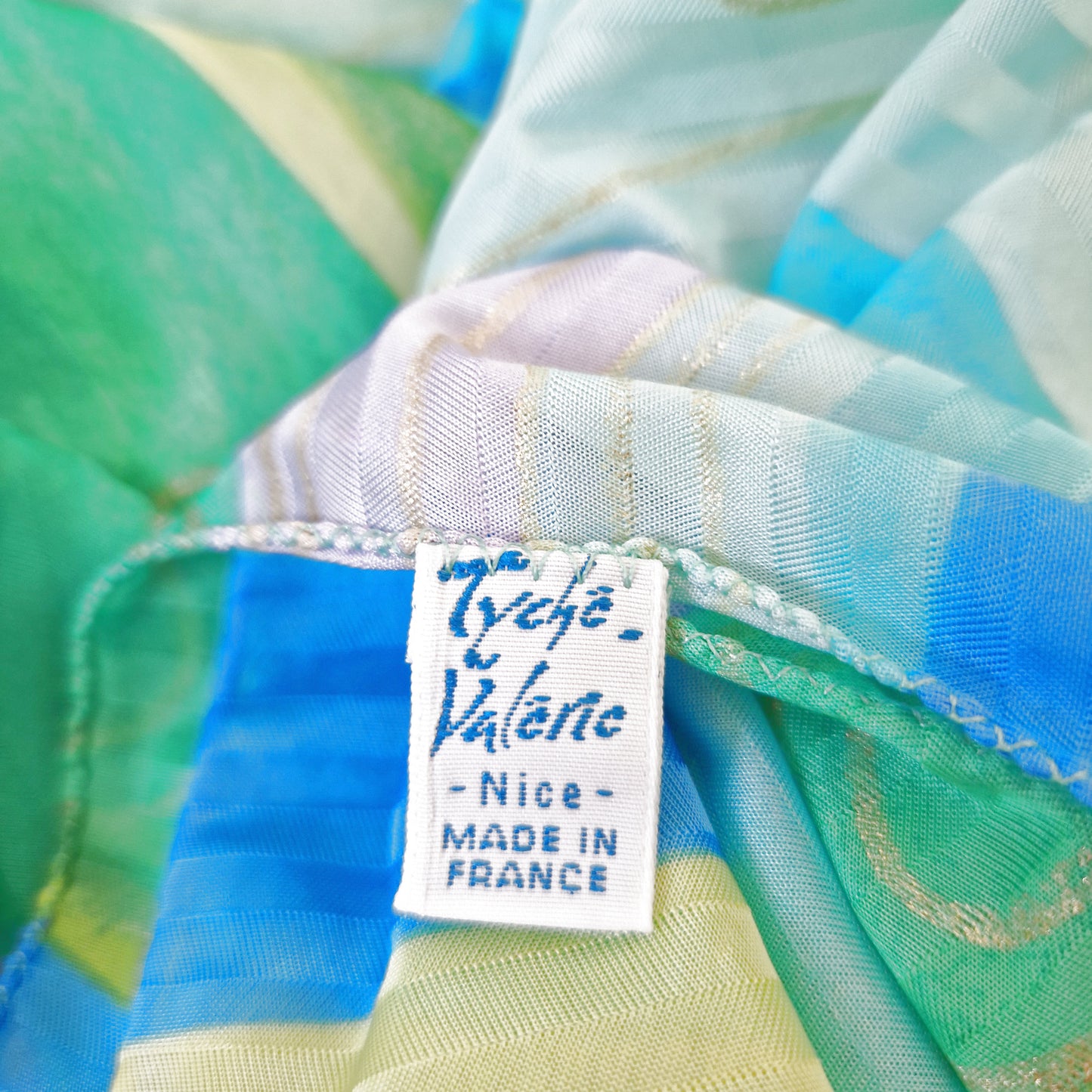 Einzigartiges und nachhaltiges Vintage Tuch in blau-grün-gelb mit Streifen. Tag.